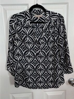 Banana Republic Black & White Geometric V-Neck Blouse